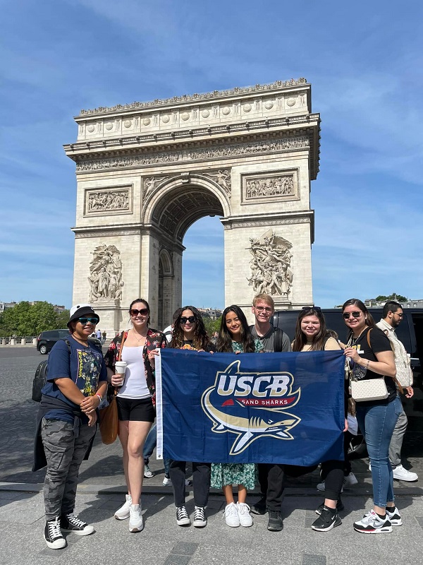 USCB Students at Arc de Triomphe