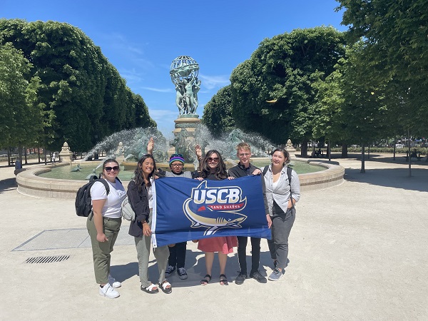 USCB students at The Jardin du Luxembourg